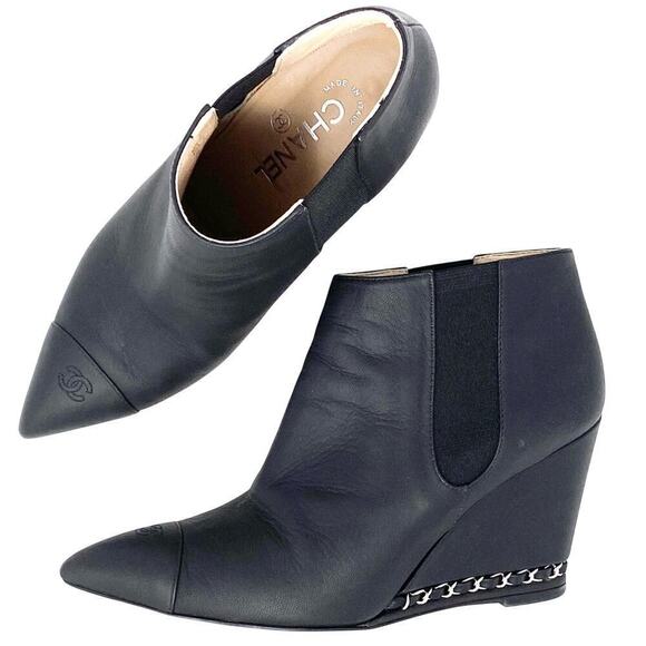 CHANEL CC LOGO BLACK LEATHER POINTED TOE ANKLE WEDGE BOOTS CHAIN DETAIL SIZE 38. - Picture 1 of 16
